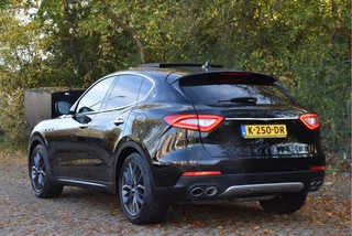 Maserati Levante 3.0 V6 AWD GranLusso 350 pk Facelift Driver ass.Pack 1 | Open dak | Harman/Kardon | Camera | Luchtvering | Carplay | Keyless | DAB | Full LED | 20" / 26