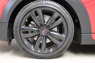 MINI Cooper Hatchback Chili Serious Business 3 deurs / Navigatiesysteem / Leder / John Cooper Works Exterieurpakket / Lichtpakket / Extra Getint Glas / Climate Control / Parkeersensoren / LED / Bluetooth / Cruise Control / Sportstoelen / 17 Inch / 12