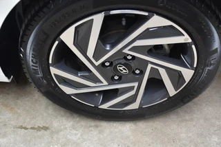 HYUNDAI I20 1.0 T-GDI 48V MHEV 100pk Comfort I Navi + Camera / 32