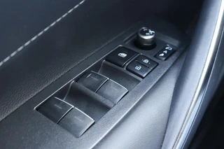 Toyota Corolla 2.0 Hybrid BI-TONE STOEL/WISSER&STUURVERW HEAD UP DISPLAY KEYLESS DAB+ CAMERA LM-VELGEN APPLE/ANDROID / 10
