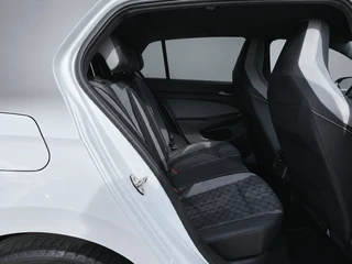 Volkswagen Golf 1.5 eTSI R-Line 150 pk Business  | 1e eigenaar | navigatie | IQ light | camera | sfeerverlichting | stoel-stuurverw. / 19