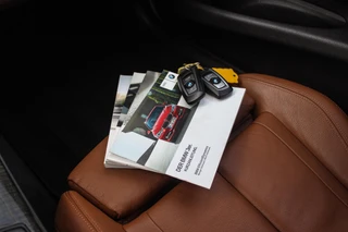 BMW 3-serie 316i Executive | Luxury Line | Sportstuur | Cruise control | Sportstoelen | Stoelverwarming | Climate control | Navigatie | Bluetooth | Regensensor | Lichtpakket | 18 inch | PDC / 38