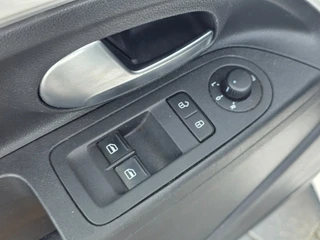 Volkswagen Up! 1.0 BMT high up! | PDC | AIRCO | CRUISE / 15