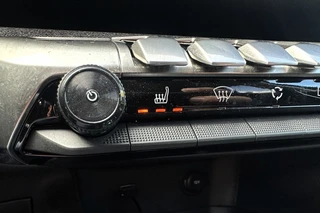 Peugeot 3008 1.2 PureTech Allure / 19
