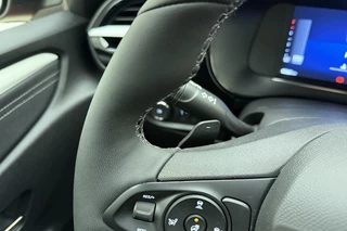 Opel Corsa 1.2 Turbo Hybrid Yes Automaat | Stoel & Stuurverwarming | Navigatie via Carplay | Zwart dak | DAB Radio | Parkeersensoren | Lichtmetalen velgen / 21