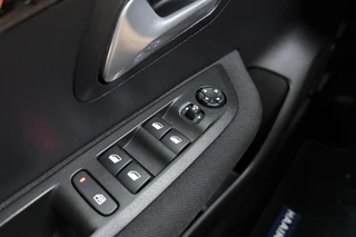 Peugeot 208 1.2 PureTech Active Pack | Navigatie | Parkeersensoren achter | Cruise Control | Lichtmetaal 16inch | Apple Carplay/Android Auto / 17