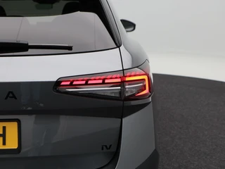 Skoda Superb Combi 1.5 TSi 204 Pk PHEV Sportline Business | Trekhaak | Carplay | Canton Audio | Head-up Display | Panoramadak | Virtual Cockpit | Adaptive Cruise | 19 Inch / 17