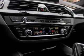 BMW 5-serie M550d xDrive High Executive | 2e eigenaar | Driving Assistant Plus | Innovation pakket | Stoelverwarming & -ventilatie | Stuurverwarming | Harman-kardon | 360 camera / 34