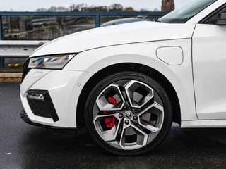Skoda Octavia Combi 1.4 TSI RS iV PHEV Business 245 PK Panoramadak Matrix LED Camera Sfeerverlichting Stoelverwarming 19" / 45