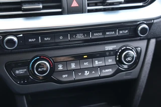 Kia e-Niro DynamicPlusLine 64 kWh|Schuif-kanteldak|Stoelverwarming|Camera|Clima|Cruise|Telefoon / 28