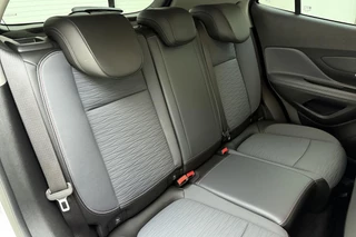 Opel Mokka 1.4 Turbo 140pk Innovation | Navigatie | Parkeersensoren | Camera | Trekhaak | Cruise control | Dealer onderhouden | 19" lichtmetalen velgen | Climate control / 17