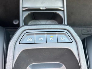 Kia EV4 Hatchback GT-PlusLine 81.4 kWh | Schuif/kanteldak | Lederen bekleding | 360 Graden camera | Head up display | Elektrische achterklep | Elektrische stoel verstelling met geheugen | Stoel verwarming + ventilatie voor | Dodehoek camera | Draadloze oplader / 23