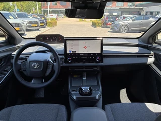 Toyota bZ4X Touring DYNAMIC 75 KWH VOORRAAD VOORDEEL VAN €49.990 VOOR €47.300!!! BLIND-SPOT PARK-SENSOREN STOEL/STUURVERW APPLE/ANDROID 18" LM-VELGEN / 18
