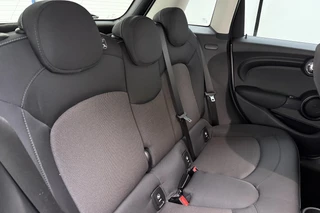 MINI 5-Deurs 1.5 Cooper 60 Years Edition Automaat | Navigatie | Climate control | Parkeersensoren |5 Deurs | Lichtmetalen velgen black | Keyless / 16