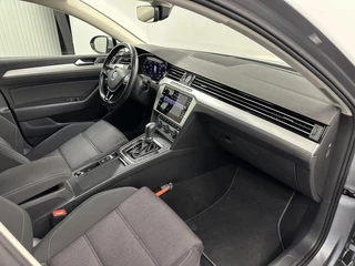 Volkswagen Passat Variant 1.5 TSI Highline NAVI CARPLAY CRUISE LM ECC. / 12