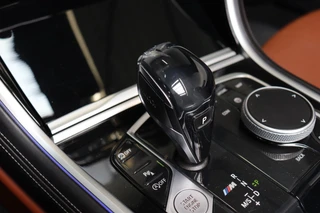 BMW 8 Serie M850i xDrive High Executive M Sport Pakket Automaat  / Live Cockpit Professional / Individual Leder Merino / Driving Assistant / Carbon Exterieur / Active Steering / Laserlight / M Sportremsysteem / Active Cruise Control met Stop en Go-functie / M Sportdifferentieel / Shadow Line / Achteruitrijcamera / Harman Kardon / 24