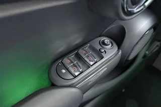 MINI 5-Deurs 1.5 Cooper 60 Years Edition Automaat | Navigatie | Climate control | Parkeersensoren |5 Deurs | Lichtmetalen velgen black | Keyless / 17