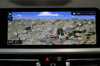 BMW 3 Serie Sedan 320i Executive Edition Automaat  / Trekhaak / Live Cockpit Professional / Cruise Control / Parkeersensoren / Neerklapbare Achterbank / Apple Carplay / Sportstuur / 21
