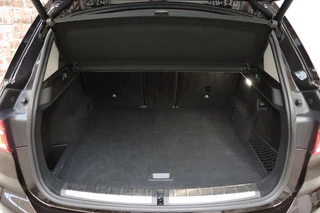 BMW X1 sDrive20i High Executive xLine Automaat  / Navigatiesysteem Plus / Trekhaak / Achteruitrijcamera / Leder / Head-Up Display / 18 Inch / 18 Inch / Stoelverwarming / Extra Getint Glas / Lichtpakket / 38