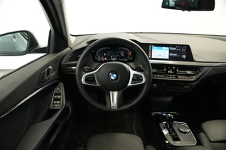 BMW 1 Serie 118i Sport Line  Keyless Go Navi LED Carplay 24 Maanden garantie* (Vraag naar de voorwaarden) / 7