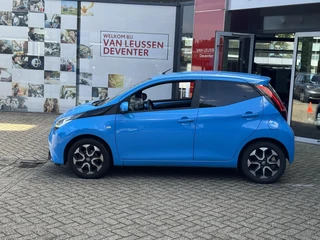 Toyota Aygo JOY 5-DEURS AUTOMAAT LICHTMETALEN VELGEN CAMERA CLIMA / 2