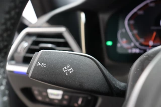 BMW 3 Serie Sedan 330i High Executive M Sport Pakket Automaat  / Live Cockpit Professional / Schuif-/kanteldak / M Sportremsysteem / Leder / Shadow Line / 19 Inch / Extra Getint Glas / Stoelverwarming / Climate Control / Parkeersensoren voor+achter / Stuurwiel Verwambaar / Hifi / 39