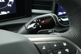Volkswagen T-Roc 1.5 eTsi 150pk DSG R-Line First Edition Trekhaak Camera Keyless Stoelverwarming Virtual Cockpit Carplay / 22