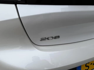 Peugeot 208 1.2 Turbo 100 PK GT | Navigatie | Zwart dak | Sportstoelen | Keyless Start | 17" Lichtmetalen Velgen | Full LED Verlichting | Climate Control | Cruise Control | Camera | Parkeersensoren | Dodehoek detectie | / 31
