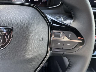 Peugeot e-2008 EV Allure 54 kWh | tot 406km WLTP range | SOH 96% | Parkeersensoren voor + achter | Draadloos Apple Carplay/Android Auto | Cruise Control | Privacy Glass / 38