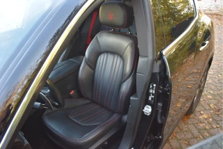 Maserati Levante 3.0 V6 AWD GranLusso 350 pk Facelift Driver ass.Pack 1 | Open dak | Harman/Kardon | Camera | Luchtvering | Carplay | Keyless | DAB | Full LED | 20" / 46