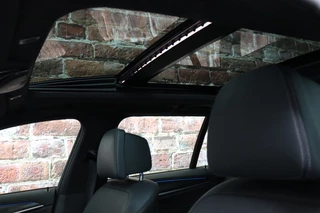 BMW 5 Serie Touring 530e High Executive M Sport Pakket Automaat  / Live Cockpit Professional / SOH 87% / Panoramadak / Trekhaak / Driving Assistant Professional / Comfortstoelen / Laserlight / Head-Up Display / Adaptief Onderstel / DAB / Parking Assistant / Hifi / 30
