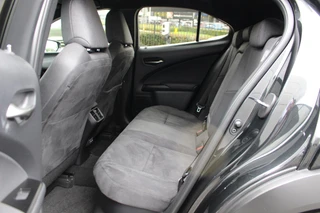 Lexus UX 250h Preference Line NL-AUTO NAVI BLIND SPOT PARKEERSENSOREN SMART-ENTRY APPLE CARPLAY / 28