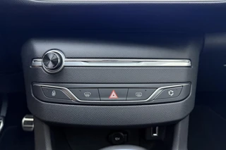Peugeot 308 SW 1.2T Blue Lease GT | Panorama dak | 18'' Lichtmetalen velgen | Full LED | Trekhaak | Alcantara bekleding | Digitale Cockpit | Apple Carplay & Android Auto | Keyless Entry & Start | Camera | Climate Control | Navigatie | VOL! / 24