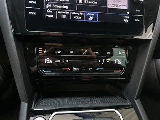 Volkswagen Passat Variant 1.5 TSI 150pk DSG Business Stoelverwarming Virtual Cockpit Navigatie DAB+ / 12