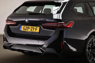 BMW 5-serie Touring 550e xDrive | INNOVATION / M SPORT PRO- PACK | PANORAMADAK | HEAD UP | STUURVERWARMING | 360 CAMERA | 20" / 28