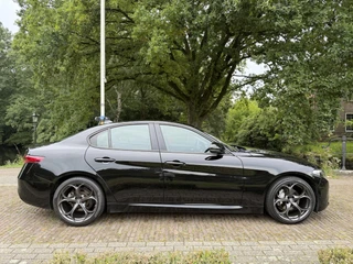 Alfa Romeo Giulia 2.0T Business / 26