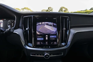 Volvo V60 2.0 B4 Momentum Business  | Pano | Harman Kardon | / 30