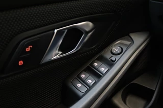 BMW 3 Serie Sedan 320i Executive Edition Automaat  / Trekhaak / Live Cockpit Professional / Cruise Control / Parkeersensoren / Neerklapbare Achterbank / Apple Carplay / Sportstuur / 24