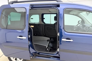 Renault Kangoo Family Rolstoelbus | Invalide vervoer | Rolstoelsauto handgeschakeld | Rolstoellift | Airco | Verlaagde vloer achterin | Oprijplaat of elektrische rolstoellift | 3-punts rolstoelgordelsysteem | Elektrische spanbanden | Extra lange veiligheidsgordels | Antislip-oprijplaat | Rolstoelplaats achter bestuurder/passagier | Versterkte vloerconstructie / 21