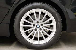 BMW 5 Serie Touring 540i xDrive High Executive Automaat  / Harman Kardon / Adaptief Onderstel / Driving Assistant / Achteruitrijcamera / Navigatie Professional / Cruise Control / Sportstoelen / Parking Assistant / Zonnescherm / Climate Control / 18 Inch / Stoelverwarming voor+achter / 10