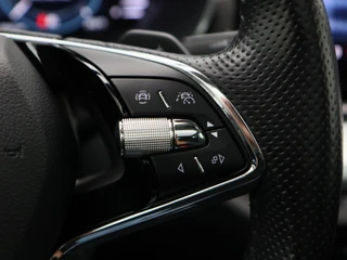 Skoda Octavia Combi 1.4 TSi 204 PK iV PHEV Business Plus | Stoelverwarming | Panoramadak | Camera | Adaptive Cruise | Head UP | 18 Inch | 95.33 Km !! / 27