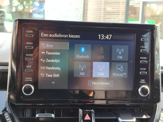 Toyota Corolla Touring Sports 1.8 Hybrid Style TREKHAAK BLIND SPOT STOEL/STUURVERW PARK-SENSOREN HEAD-UP EL-ACHTERKLEP APPLE/ANDROID 16'' LM-VELGEN AD-CRUISE CLIMA / 23