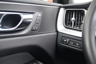 Volvo XC60 T6 Recharge AWD R-Design | Stoelverwarming | Parkeercamera | Panoramadak | Memorystoel | Keyless / 35