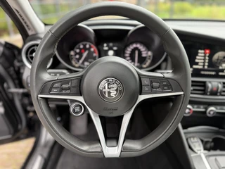 Alfa Romeo Giulia 2.0T Business / 11