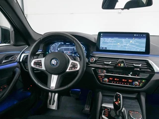 BMW 5 Serie Touring 530e xDrive M-Sport Panoramadak | Adapt. Cruise Control / 9