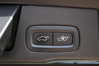 Volvo XC60 T6 Recharge AWD Plus Bright | Stoelverwarming | Trekhaak  | Parkeercamera | Panoramadak | Long Range |   Memory Stoelen | Keyless / 17