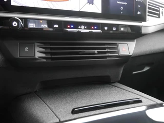 Opel Grandland Electric Business Edition 73 kWh | Elektrisch verstelb. bestuurdersstoel met geheugen | Elektrisch glazen panorama-dak | Voorstoel(en) met massagefunctie | Achterbank verwarmd | Warmtepomp | 20 inch Lichtmetalen velgen Diamond Cut / 36