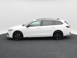 Volkswagen Passat Variant 1.5 eHybrid 272 Pk R-Line | Black Style | Stoel/Stuurverwarming | Panoramadak | 360 Camera | Head Up | Memory | Trekhaak | 19 Inch | 155 Km !! / 10