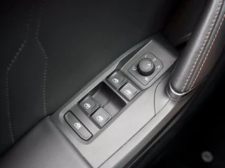 CUPRA Leon Sportstourer 1.4 e-Hybrid Business Adaptief / 18