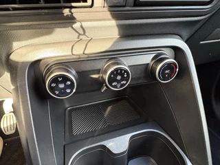 Citroen C3 1.2 Turbo 100pk Plus | Comfort Seats | Apple Carplay/Android Auto | Parkeersensoren | PHC Vering | Airconditioning / 18